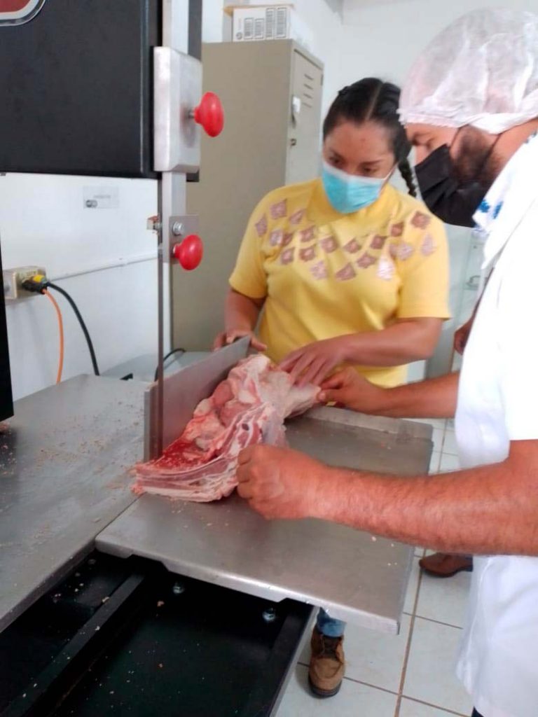 IECA pionero en capacitación de cortes de carne y embutidos