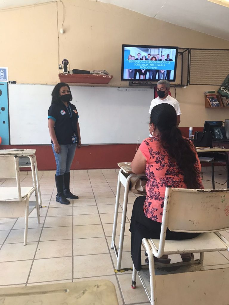 Reciben 30 alumnos de Santa Rosa de Lima capacitación para el trabajo